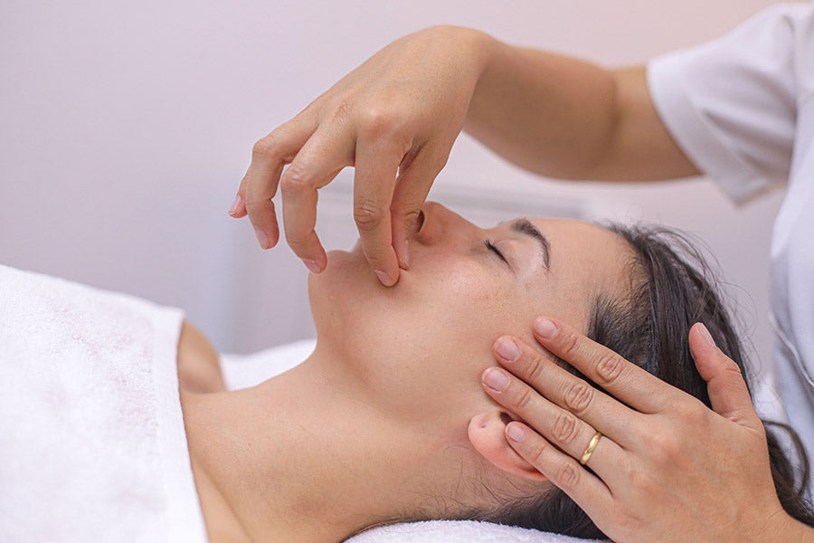 Tratamiento facial de Kinesiolifting